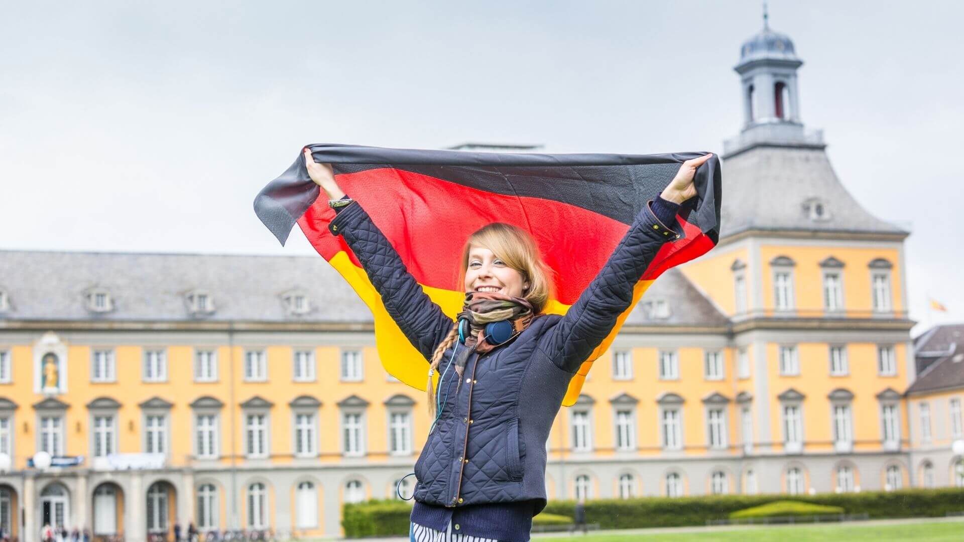 ドイツ国旗を掲げる女子大生