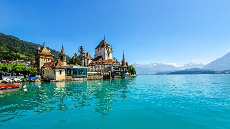 スイスの湖畔