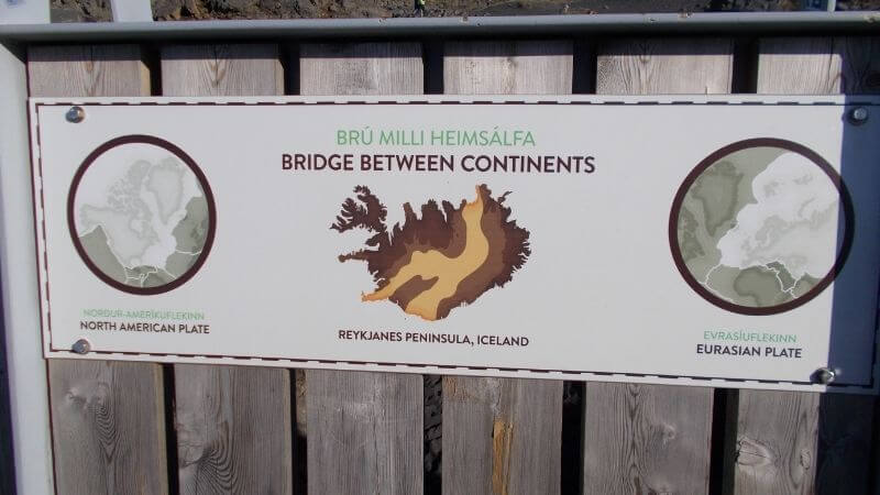 北アメリカプレートとユーラシアプレートにかかっている橋の標識
