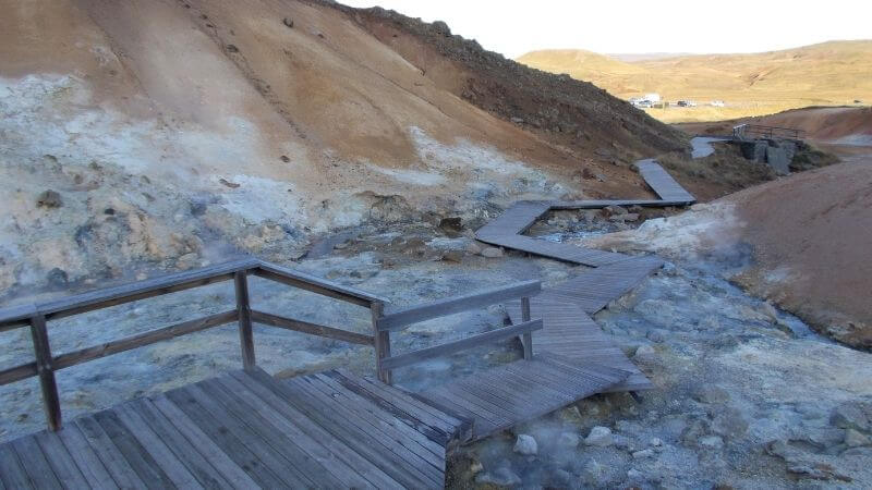 Seltún 地熱地域　木製のステップ歩道