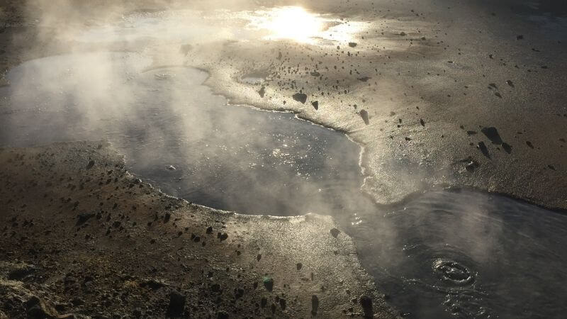 Seltún 地熱地域　地中から噴き出る泡