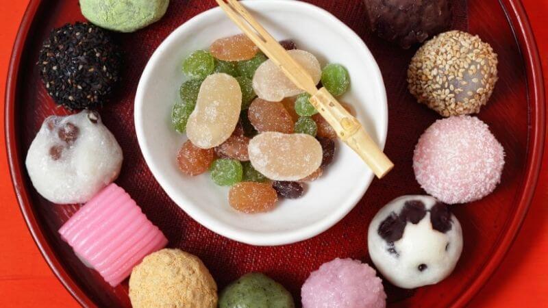 漆の器に綺麗に盛られた和菓子の数々