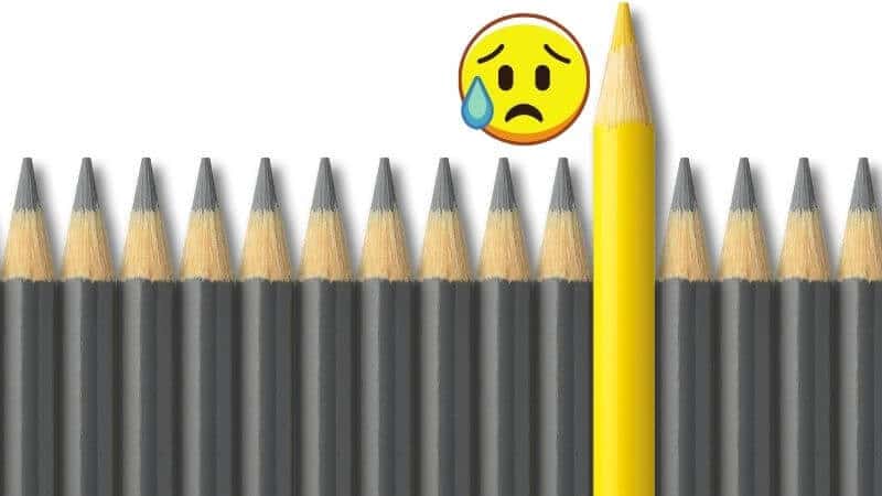 横並びの黒鉛筆から飛び出る黄色い鉛筆と泣き顔のスマイリー