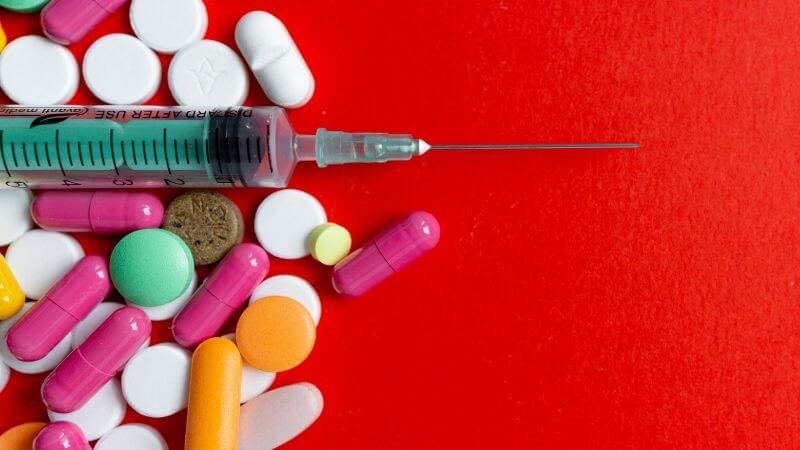 スイスの麻薬対応政策は斬新。国が公式に薬物を中毒者に配布。注射針とクスリ