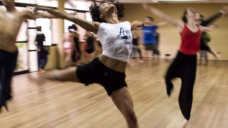 ダンスの才能がスカウトされミュージカル演劇学校の特待生に。練習中のダンサー