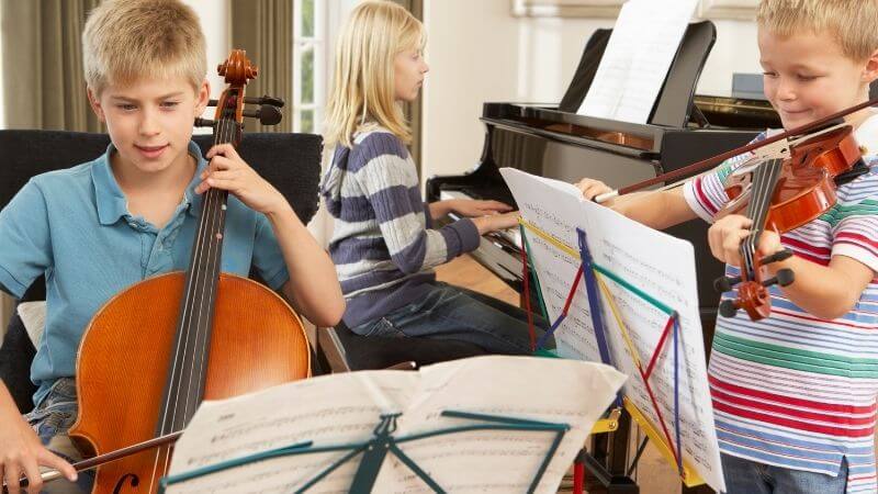 【音楽が子どもの成長に与える好影響】ドイツの長期研究の最重要結果。アンサンブル演奏をする3人の子ども