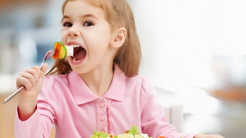 【食べ物の好き嫌い】偏食なしに育った子どもが確信する好影響の要因。サラダを笑顔で食べる女の子