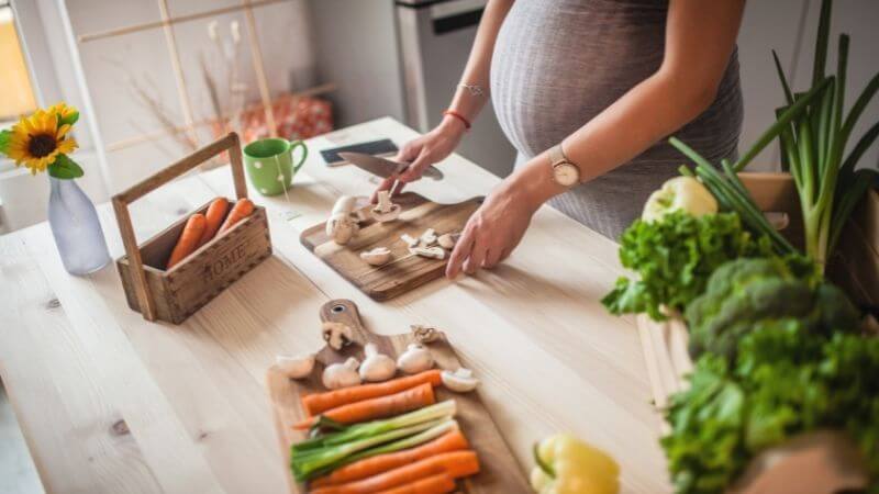 【妊娠期間に食事で子どもの育脳】母親の栄養状態と子どもの知能の関係
