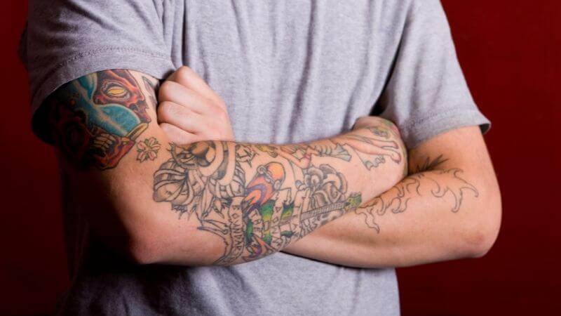 スイス社会におけるタトゥーの許容は職業ごとに異なる。腕にタトゥーのある男性