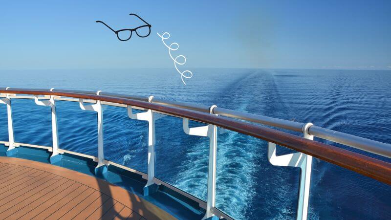 【クルーズ３日目】航海日：風の強いデッキで、夫のメガネが…