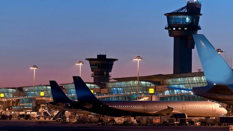 【欧州の空港大混雑】欠航・遅延・手荷物紛失、カオス状態の空港はここ。空港の夜景