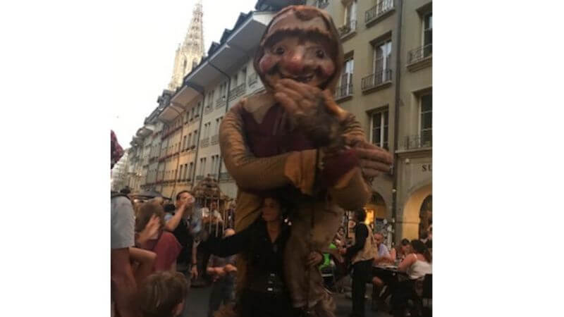 バスカーズ・ベルンにて。街を歩く巨大人形