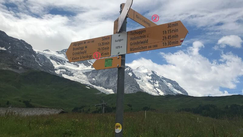 【実例】スイスの標識：同じ目的地へ別のトレイルレベルで移動可能