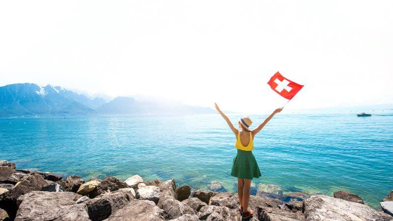 スイスを旅行する人
