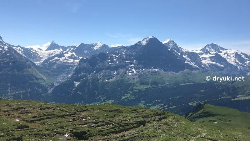 山小屋メンドレーネンとファウルホルンの間にある台地から見るスイスアルプスの眺め